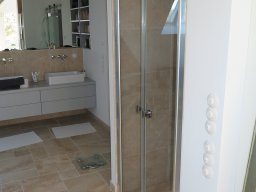 Dusche mit Doppeltüren