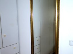 Spiegel mit Goldrahmen