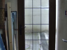Zimmertür mit geteilten Scheiben